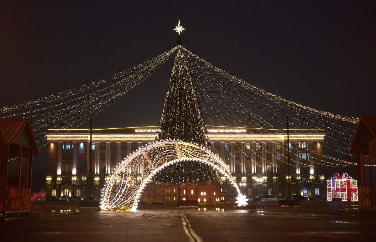 23 декабря на площади Софийской-Победы в Великом Новгороде состоится торжественное зажжение огней на новогодней ёлке.