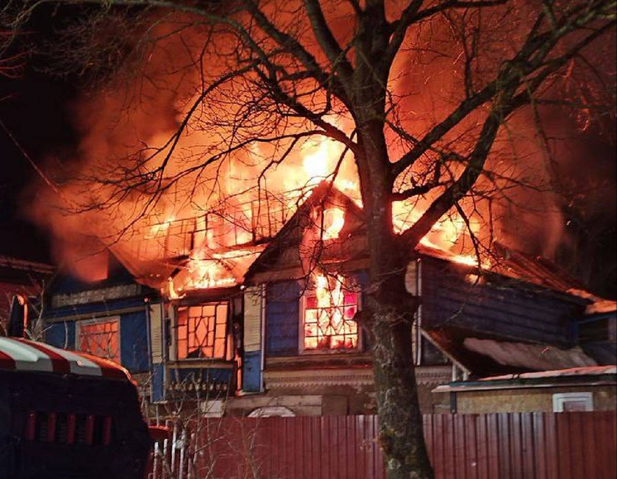 В Великом Новгороде вспыхнул пожар в частном жилом доме на улице Новой.