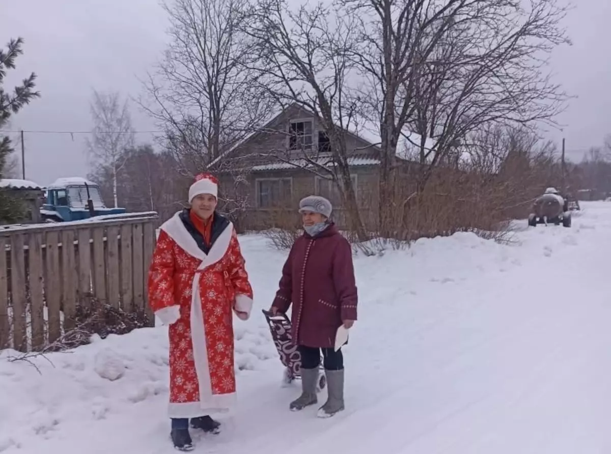 Деды Морозы–общественники побывали в четырёх деревнях. Кого-то из селян просто поздравили, а кому-то ещё и помогли убрать снег во дворе.