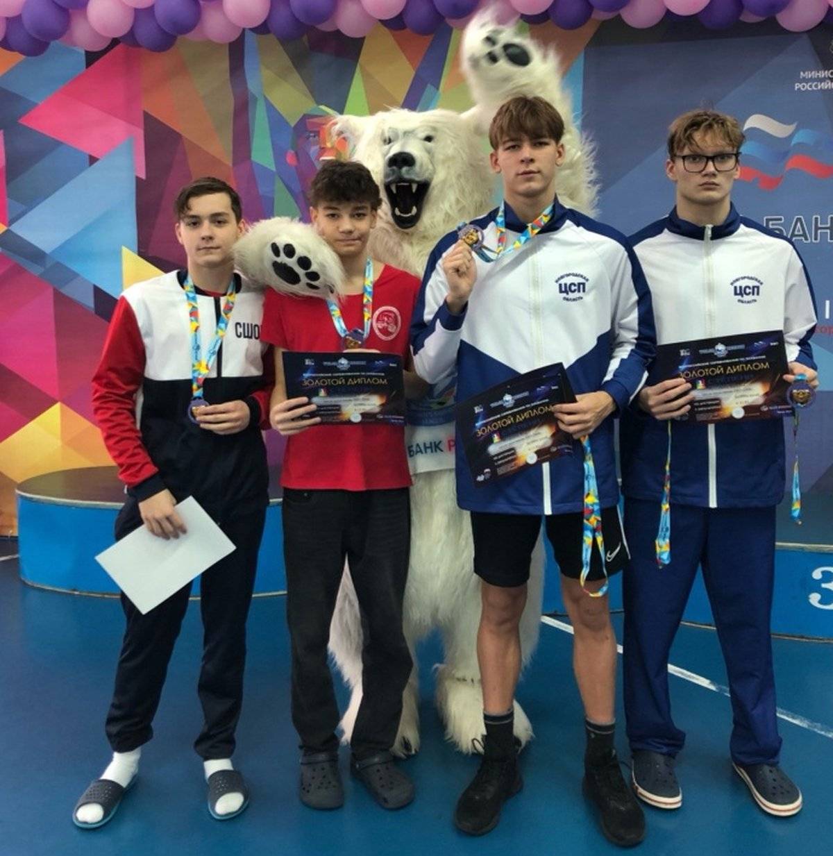 В соревнованиях участвовали воспитанники новгородской спортшколы олимпийского резерва №1, а также пловцы из Валдая и Боровичей.