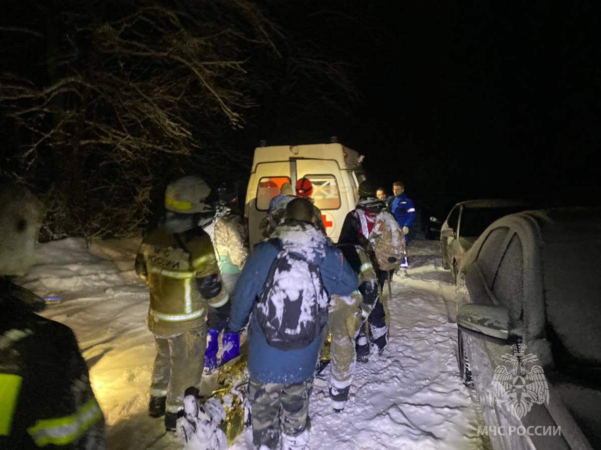 Заблудившегося лыжника транспортировали из леса на носилках.