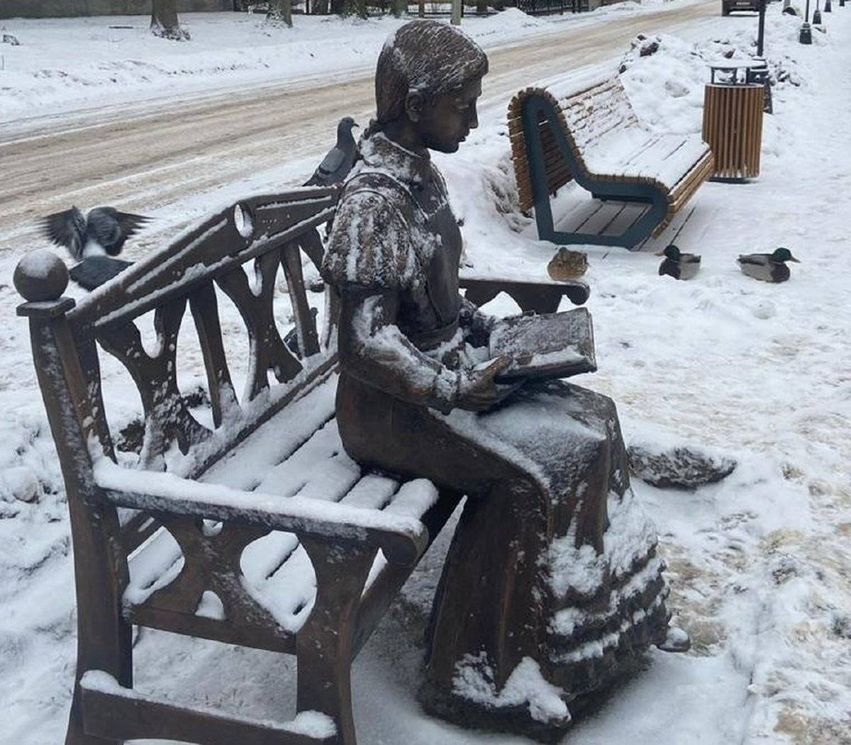 Одна из скульптур – присевшая на скамейку молодая девушка с книгой в руках.