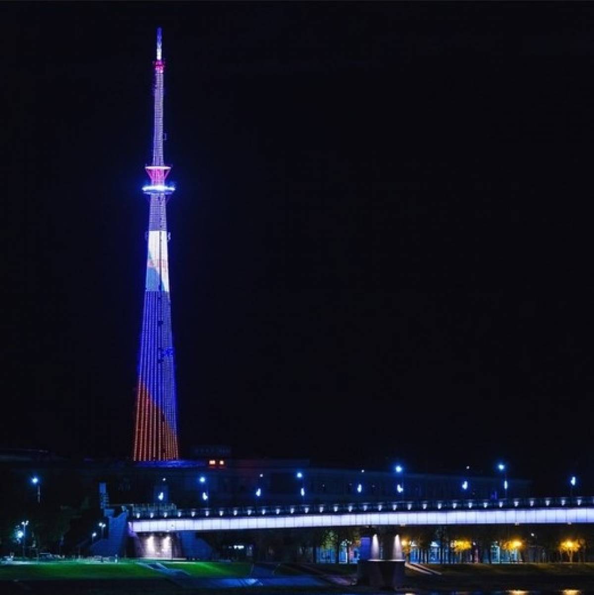 Новогодняя подсветка на башне стала ежегодной традицией для новгородского телерадиоцентра.