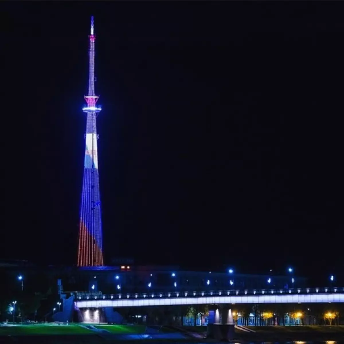 Новогодняя подсветка на башне стала ежегодной традицией для новгородского телерадиоцентра.