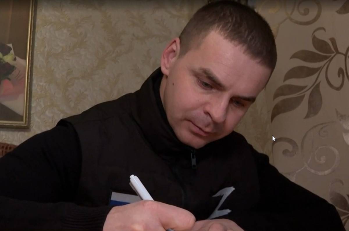 Анатолий Севостьянов один из первых в Шимском районе поставил подпись в поддержку выдвижения Владимира Путина для участия в выборах президента России.