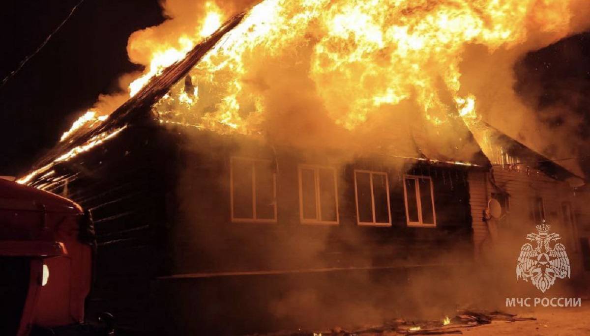 К прибытию пожарных частный жилой дом горел открытым пламенем.
