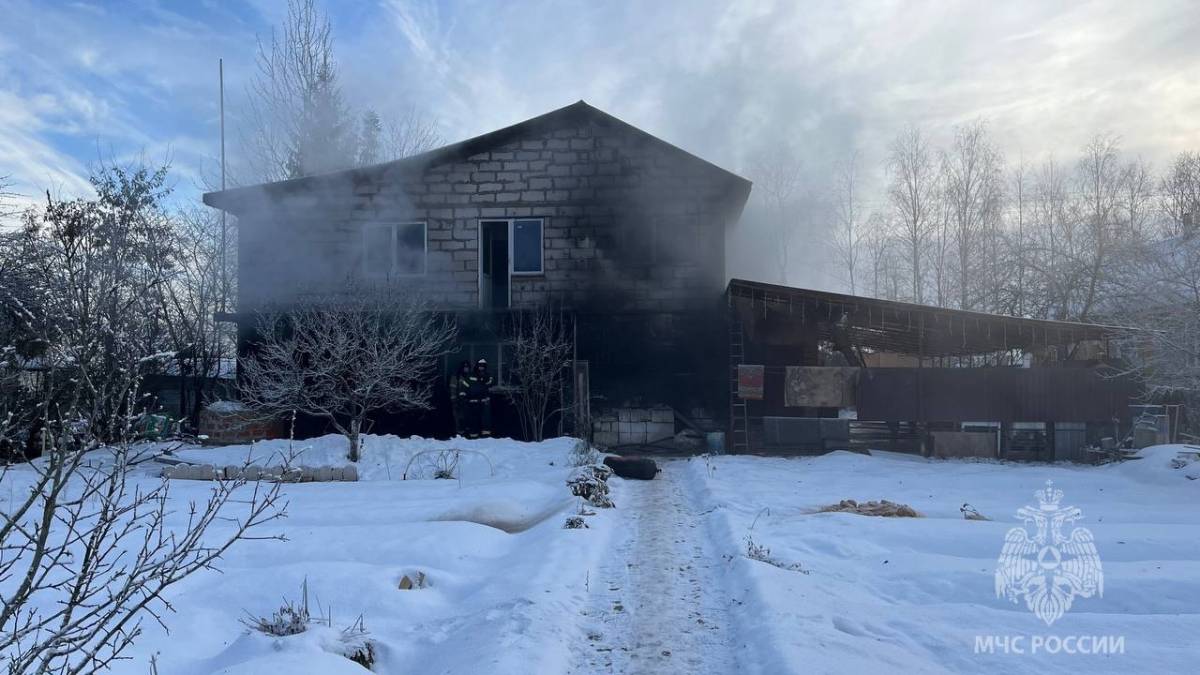 За минувшие сутки на пожарах в области один человек погиб. Полностью уничтожены огнем дома в Маловишерском, Холмском и Демянском районах.