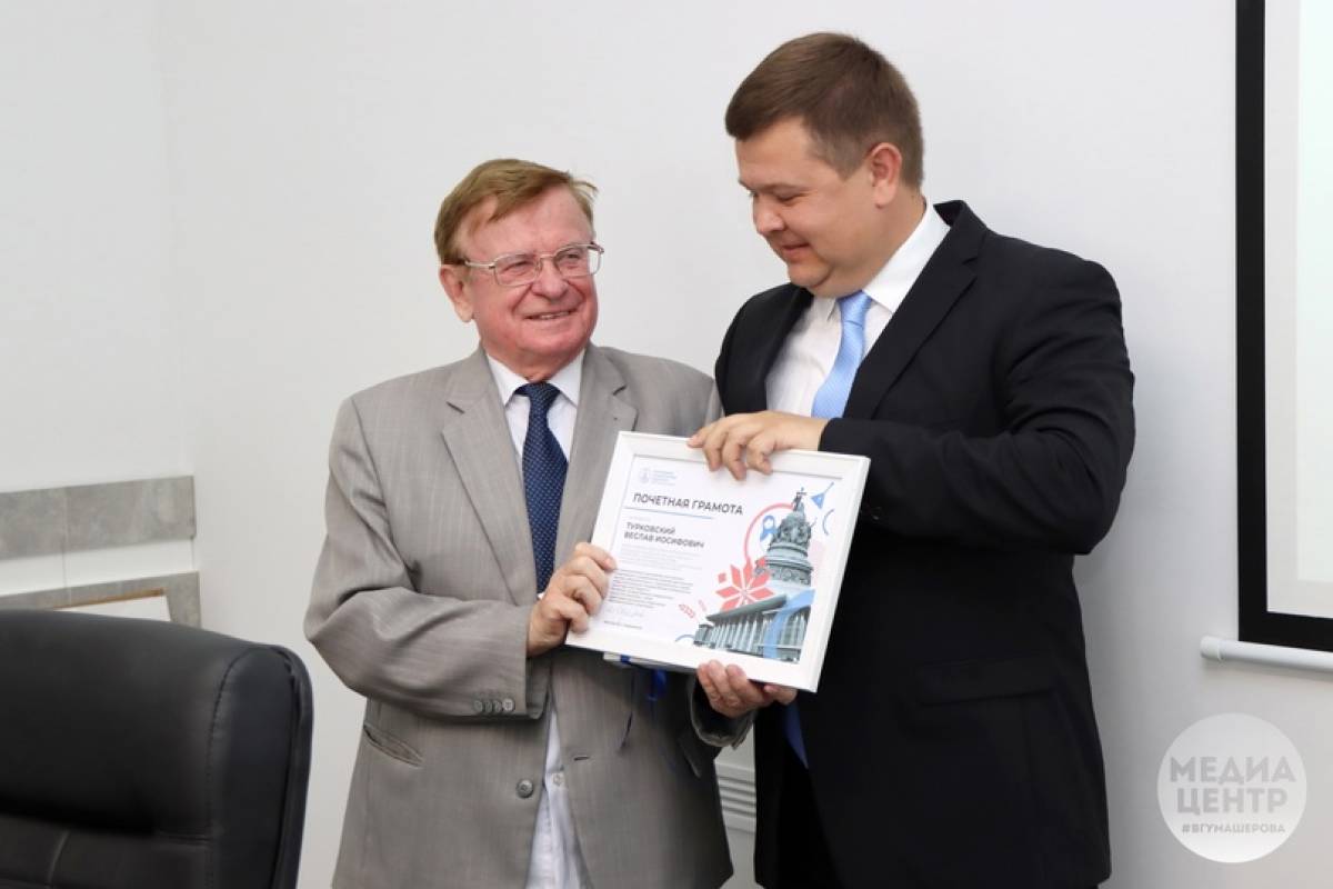 В сентябре 2023 года в ходе официального визита ректора НовГУ Юрия Боровикова в Витебский университет Веславу Турковскому была вручена почётная грамота.