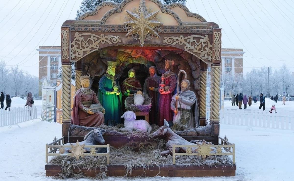 С установленного на площади большого экрана для новгородцев прозвучало рождественское видеообращение Святейшего Патриарха Кирилла.