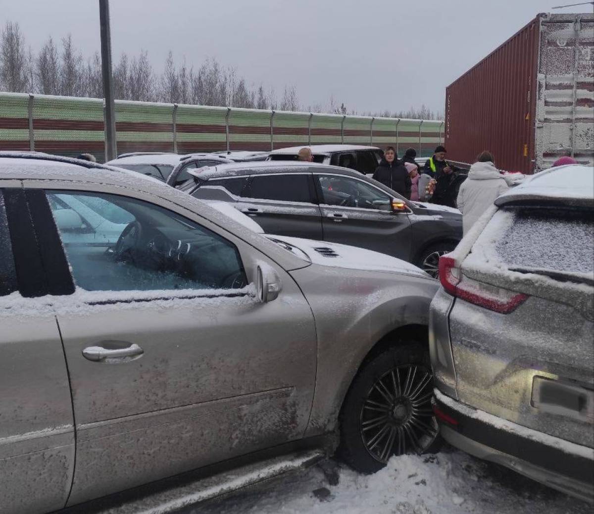 В ДТП на М-11 в Новгородско районе погибли четверо человек, в том числе грудной ребёнок, и пострадали 20 человек, включая минимум пятерых детей.