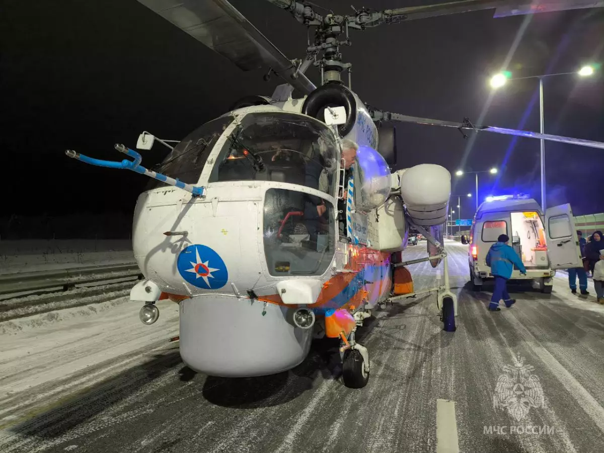 Пострадавших эвакуировали машинами скорой помощи и вертолетами Центра медицины катастроф и МЧС России.