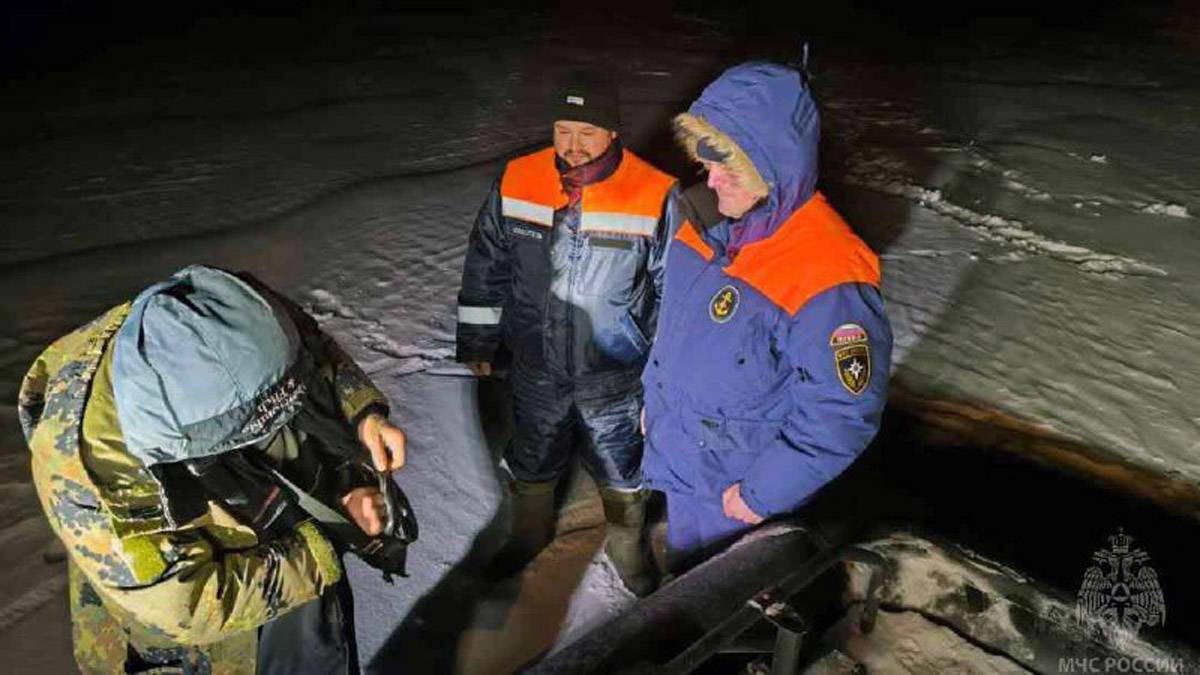 Спасатели нашли и доставили рыбаков на берег.