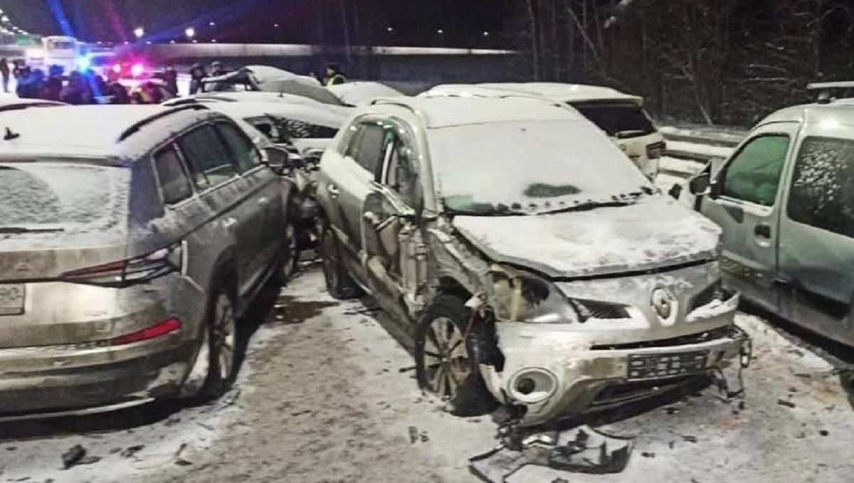 8 января, в 14:45 на 525 км трассы М-11 в Новгородском районе произошло массовое ДТП, в котором четыре человека погибли и около 20 получили травмы.