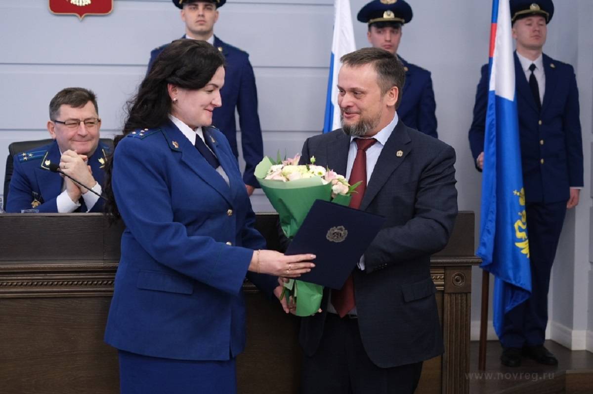 Андрей Никитин вручил благодарственные адреса губернатора Новгородской области.