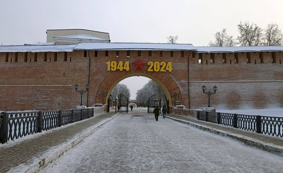 Новогодние консоли на входе в кремль сменили светящиеся исторические даты.