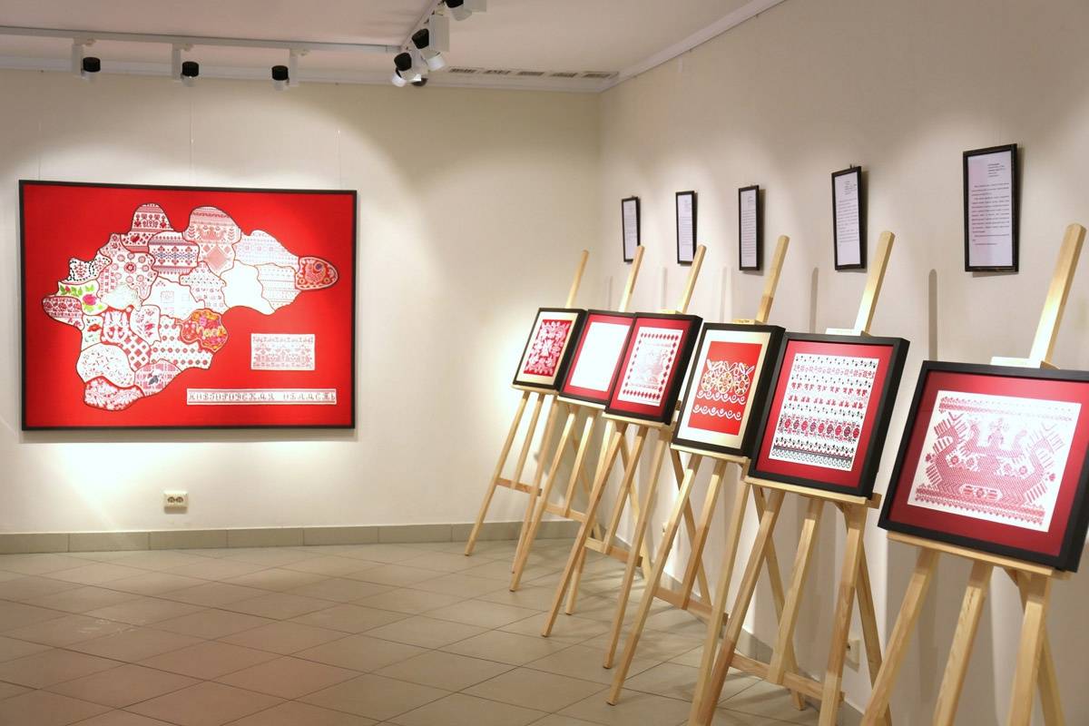 Выставка «Вышитая карта Новгородской области» продолжит свою работу до 2 февраля 2024 года.