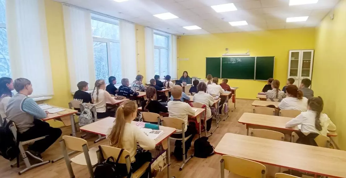 Ученики Любытинской школы после зимних каникул приступили к занятиям в отремонтированном здании, в светлых и уютных кабинетах.