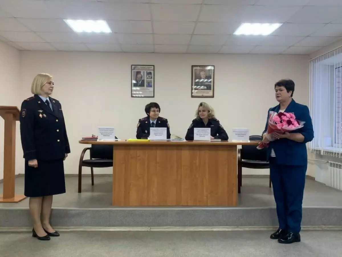 Ольга Николаева на фото крайняя слева