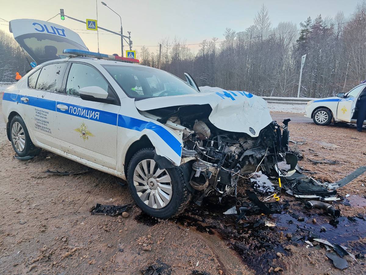 В ДТП с участием патрульного автомобиля ДПС под Великим Новгородом пострадала 15-летняя девочка