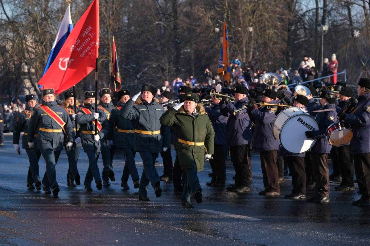 На главной площади Новгорода завершился парад в честь 80-летия освобождения города