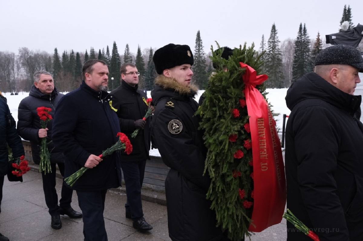 Губернатор Новгородской области Андрей Никитин возложил цветы на Пискарёвском кладбище в Санкт-Петербурге.