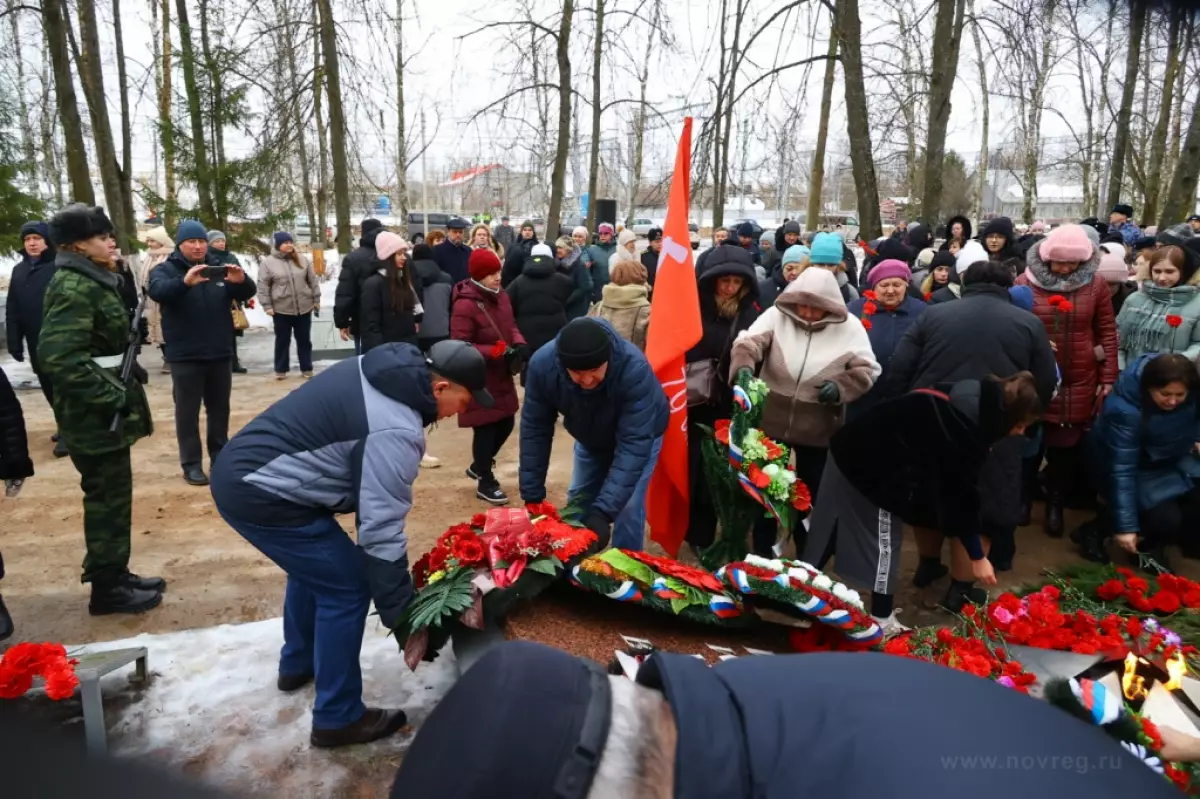 Память бойцов почтили минутой молчания, возложили венки и цветы к мемориалу.