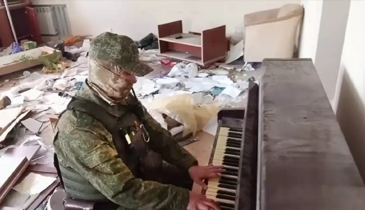 В разрушенной войной квартире в ЛНР Саян Доржиев исполнил любимую песню «Тёмная ночь».