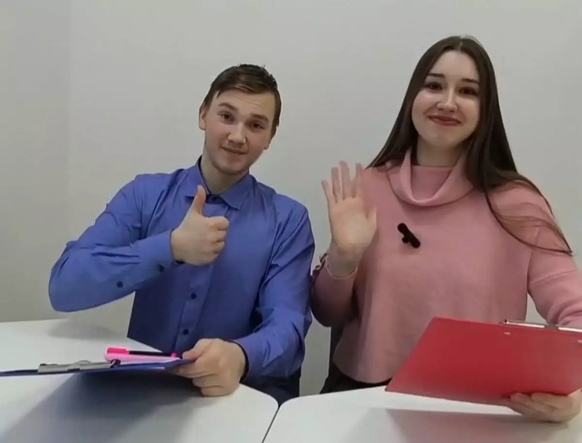 Ведущие школьных новостей Олег Браташин и Татьяна Перова.