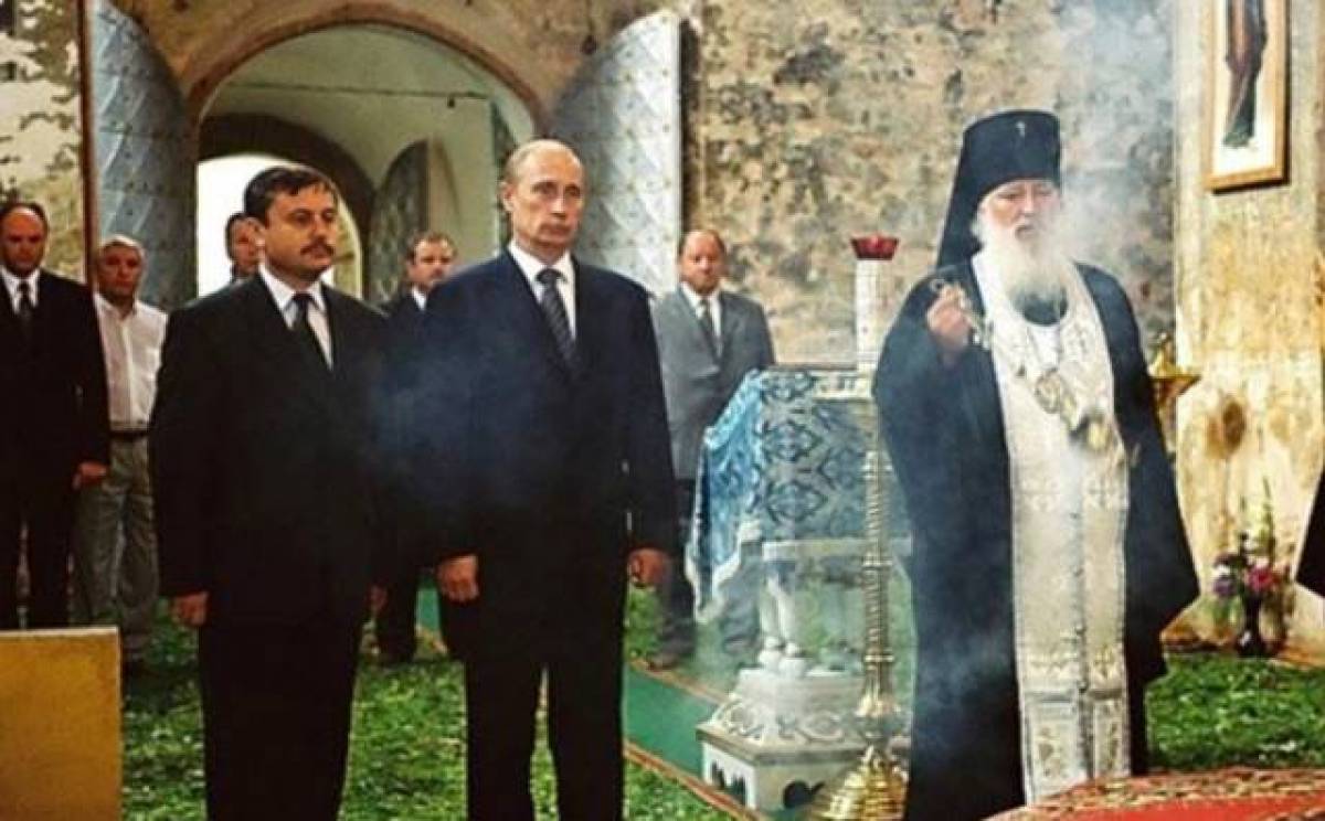 В 2001 году Владимир Путин был на панихиде по убиенным террористами в Астрахани в Валдайском Иверском монастыре.