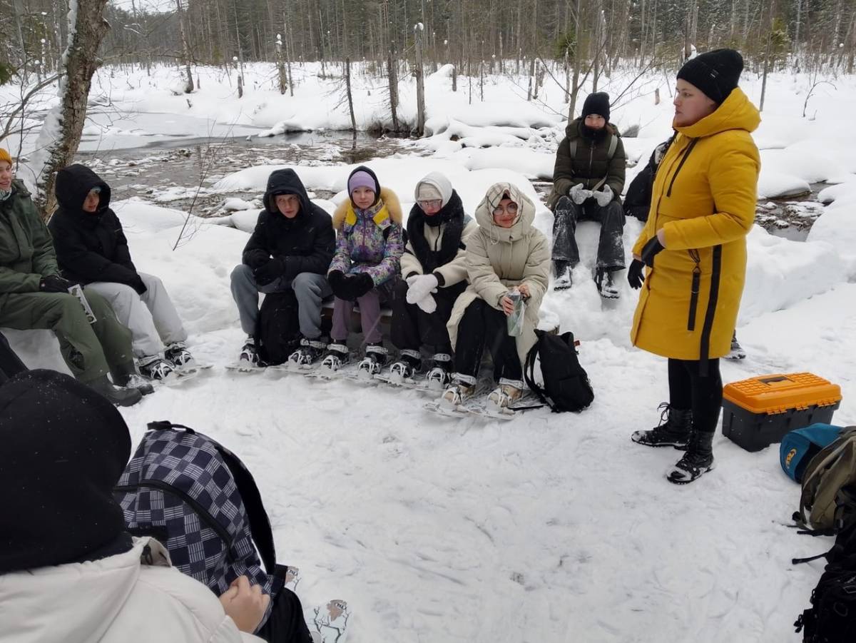 Во время полевого выхода школьники учились определять следы того или иного зверя на снегу и узнали, как ориентироваться в лесу по компасу.