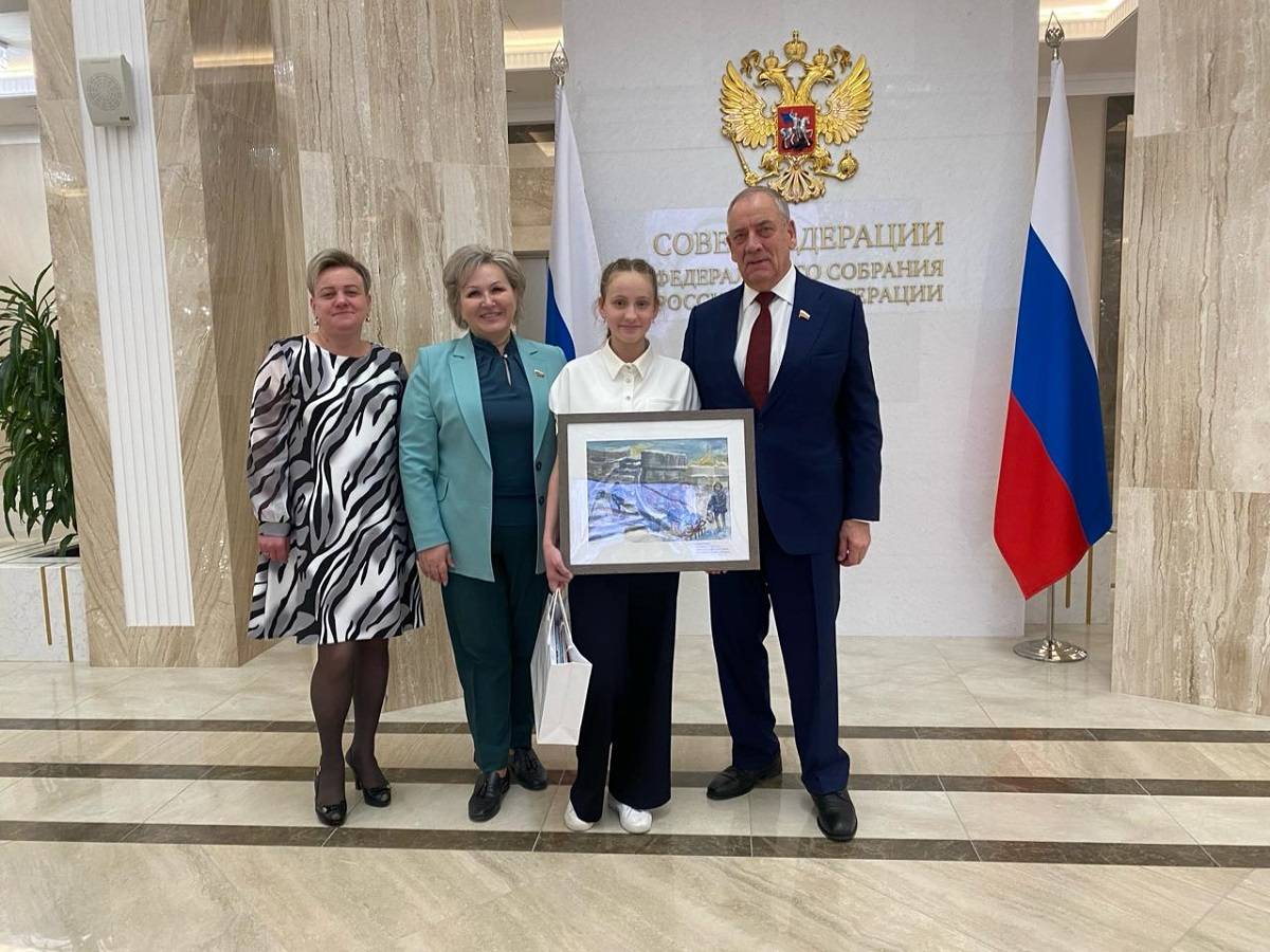 Боровичская школьница Елизавета Салова получила награду за рисунок «Вода жизни».