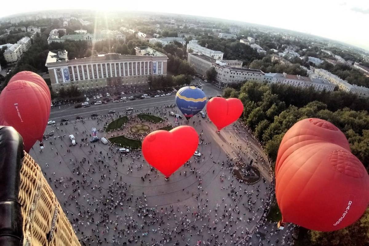 В Великом Новгороде фестиваль воздухоплавания, на котором собрались воздушные шары-сердца прошёл в начале июля.