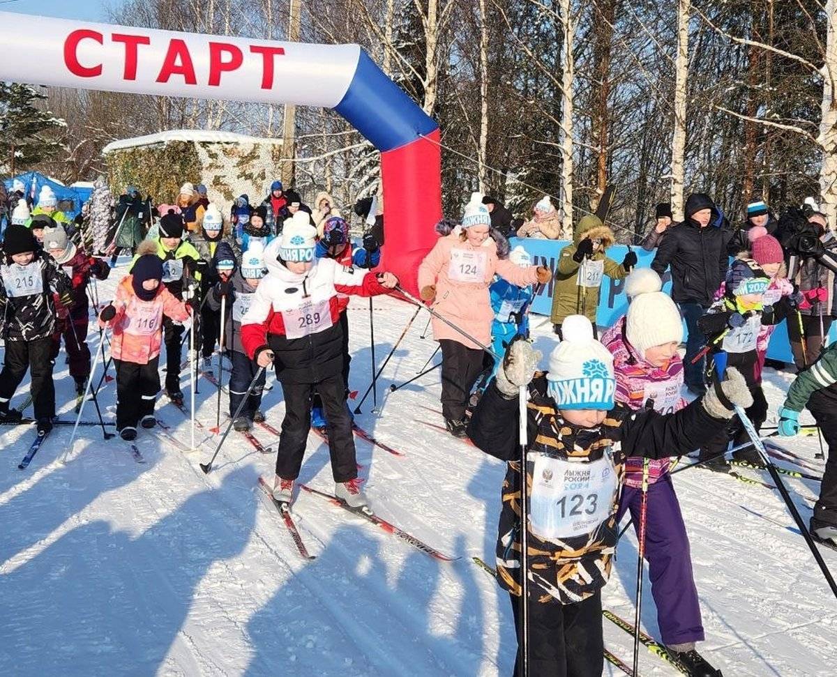 В Валдае на старт вышли лыжники из других муниципалитетов Новгородской области.