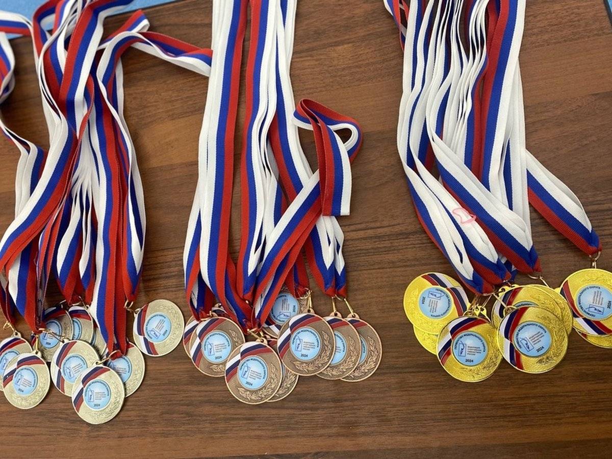 Гимнастки Новгородской области завоевали 16 медалей на окружных стартах.