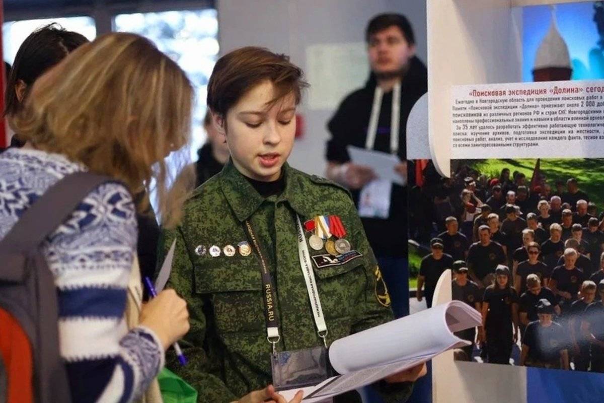 На выставке Новгородскую область представила боец поискового отряда «Шкраб» Ирина Родионова.