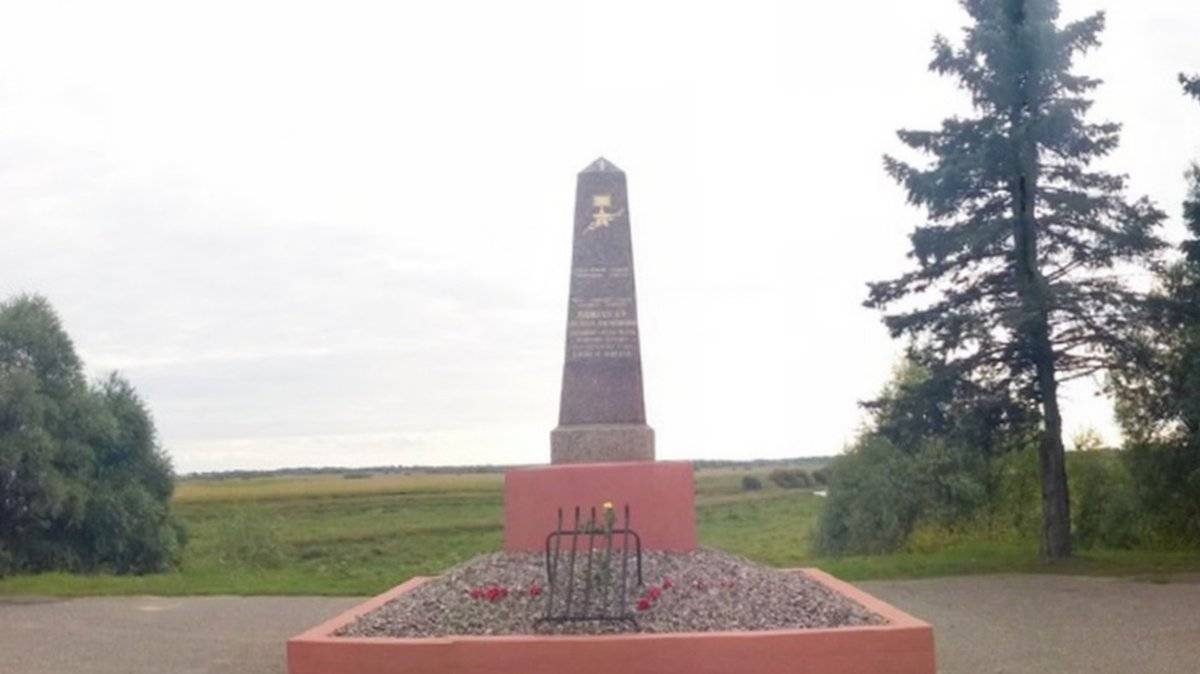 Обелиск в память о подвиге Александра Панкратова расположен на подъезде к Великому Новгороду, на левом берегу реки Малый Волховец.