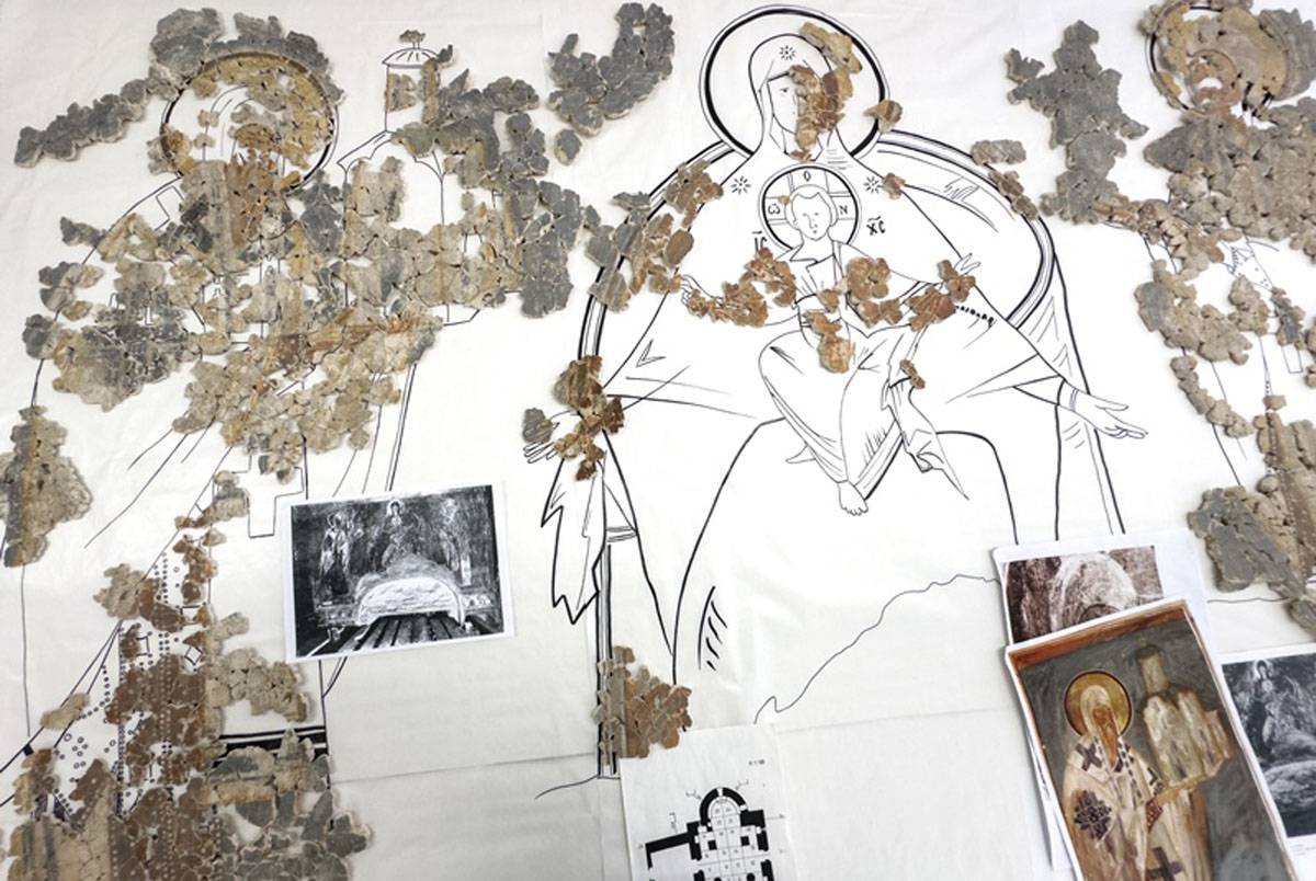 Специалисты подчеркнули, что фрески из церкви на Волотовом поле очень сложно собираются из-за мелких фрагментов и колорита.