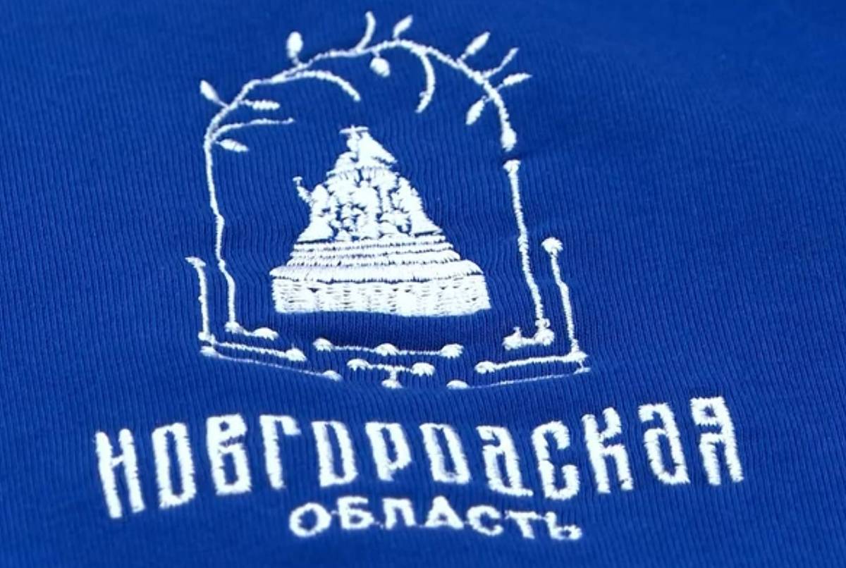 На толстовке вышито стилизованное изображение памятника «Тысячелетие России».