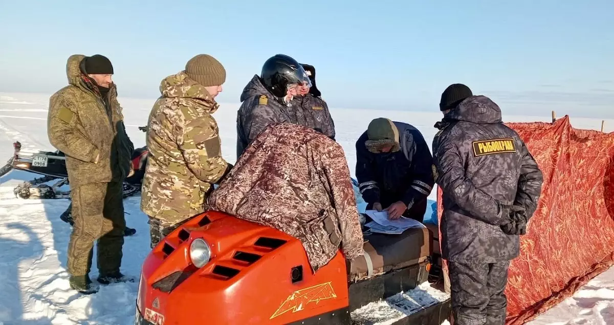 Инспектирующие пообщались с рыбаками-промысловиками на озере Ильмень.