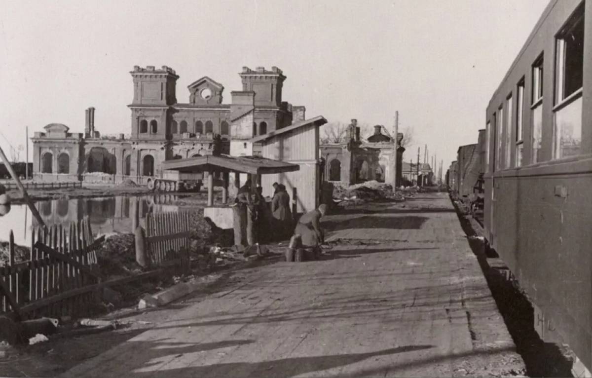 Город во время оккупации. На заднем плане частично разрушенный вокзал. Немецкий снимок времён войны