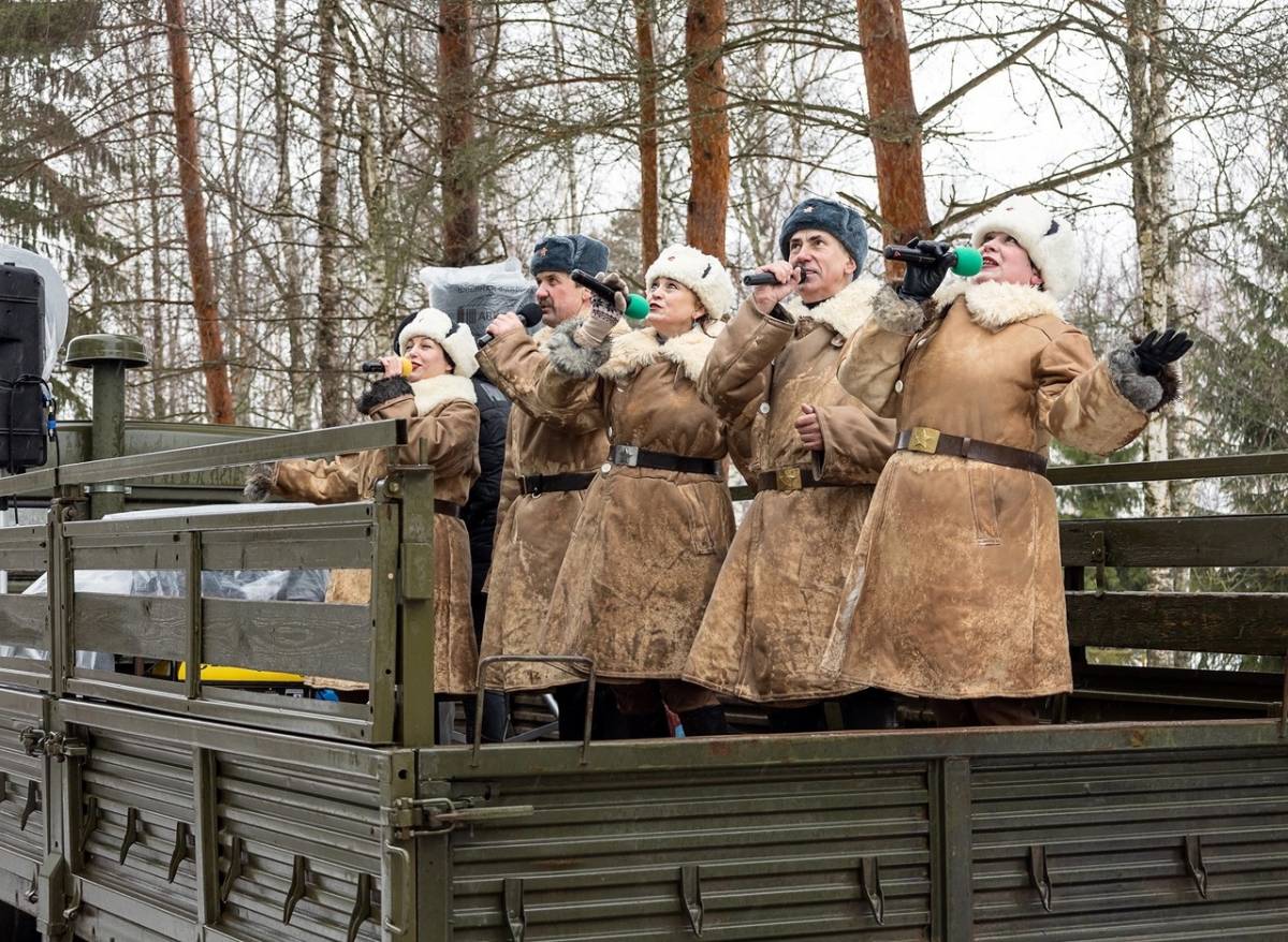 Музыкальная агитбригада поздравила старорусских ветеранов и тружеников тыла с 80-летием освобождения города