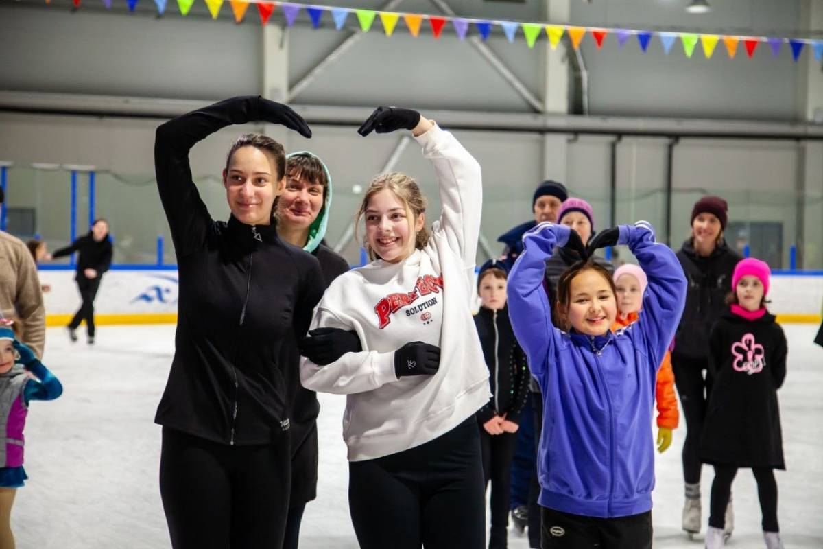 В Великом Новгороде день зимних видов спорта отметили массовым катанием на коньках