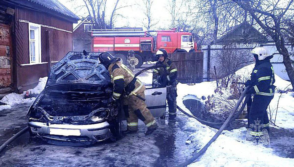 В результате возгорания уничтожены сгораемые детали машины.