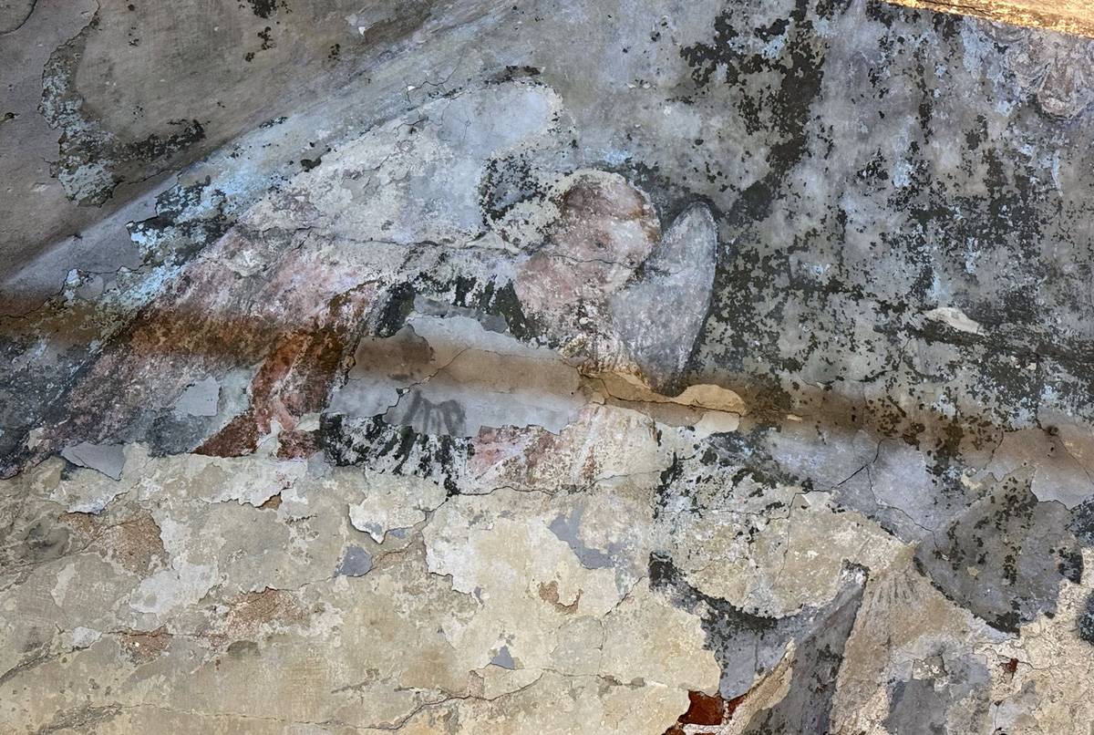 При обследовании объекта были выявлены уникальные фрески на сводах.