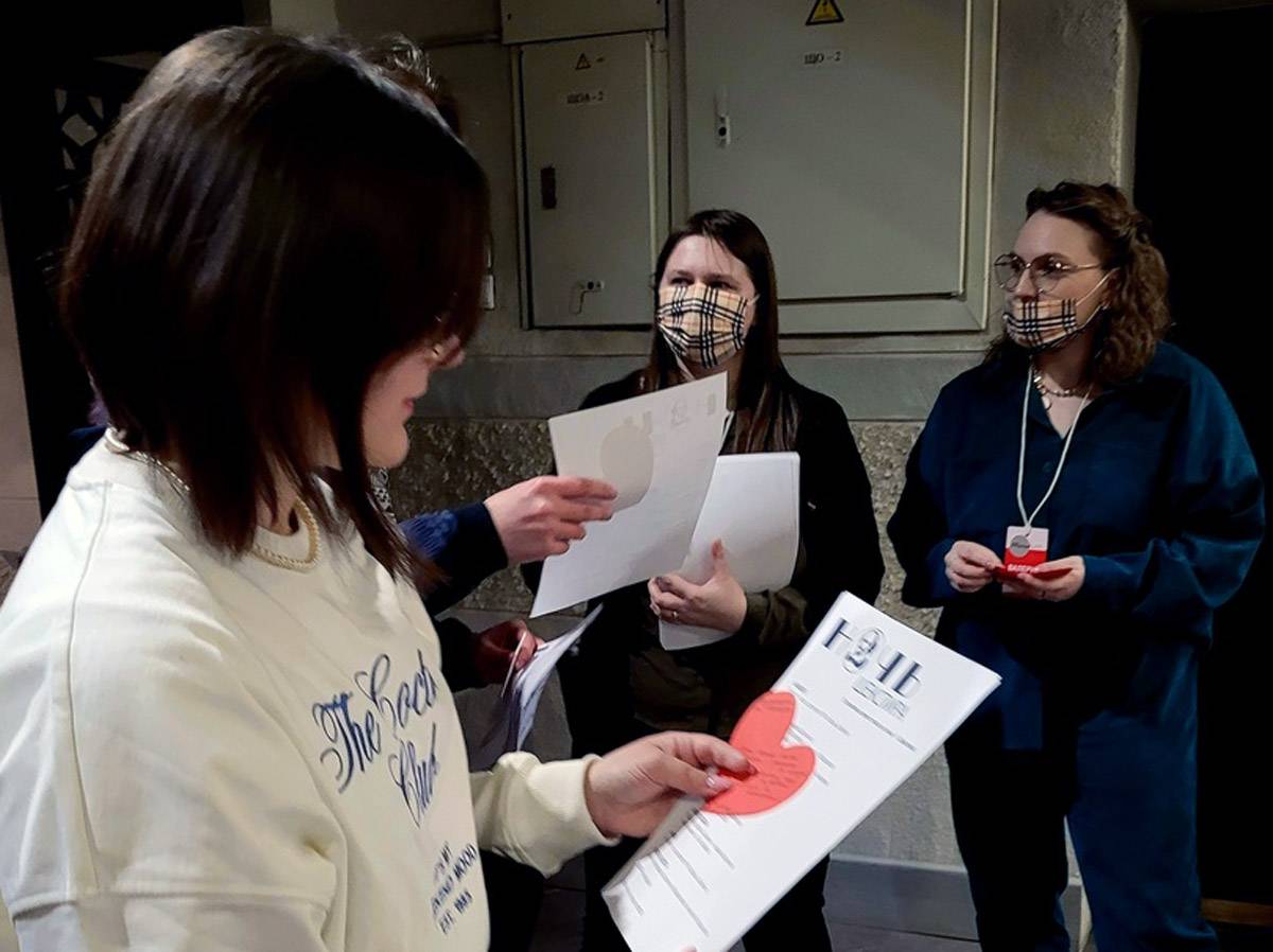 25 волонтёров зимнего призыва как раз заканчивают свой труд в театре.