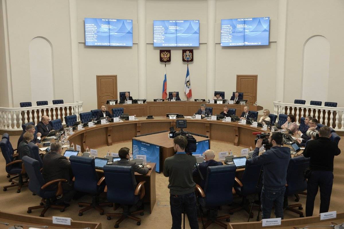 Депутаты Новгородской облдумы распределили использование более 5 млрд рублей, дополнительно профинансировав ключевые отрасли региона.