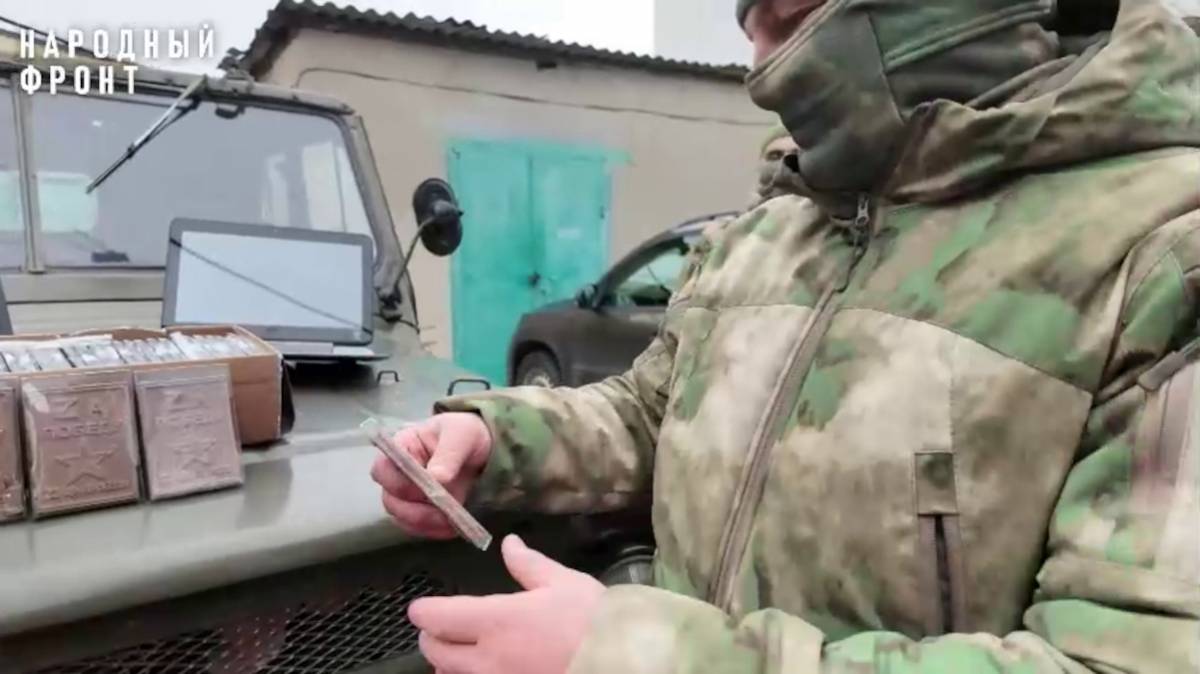 В дополнение к сладким посылкам ребята записали видео открытку бойцам на СВО. Бойцы крымского спецназа были приятно удивлены такому необычному подарку. Шоколад доставлен по назначению.