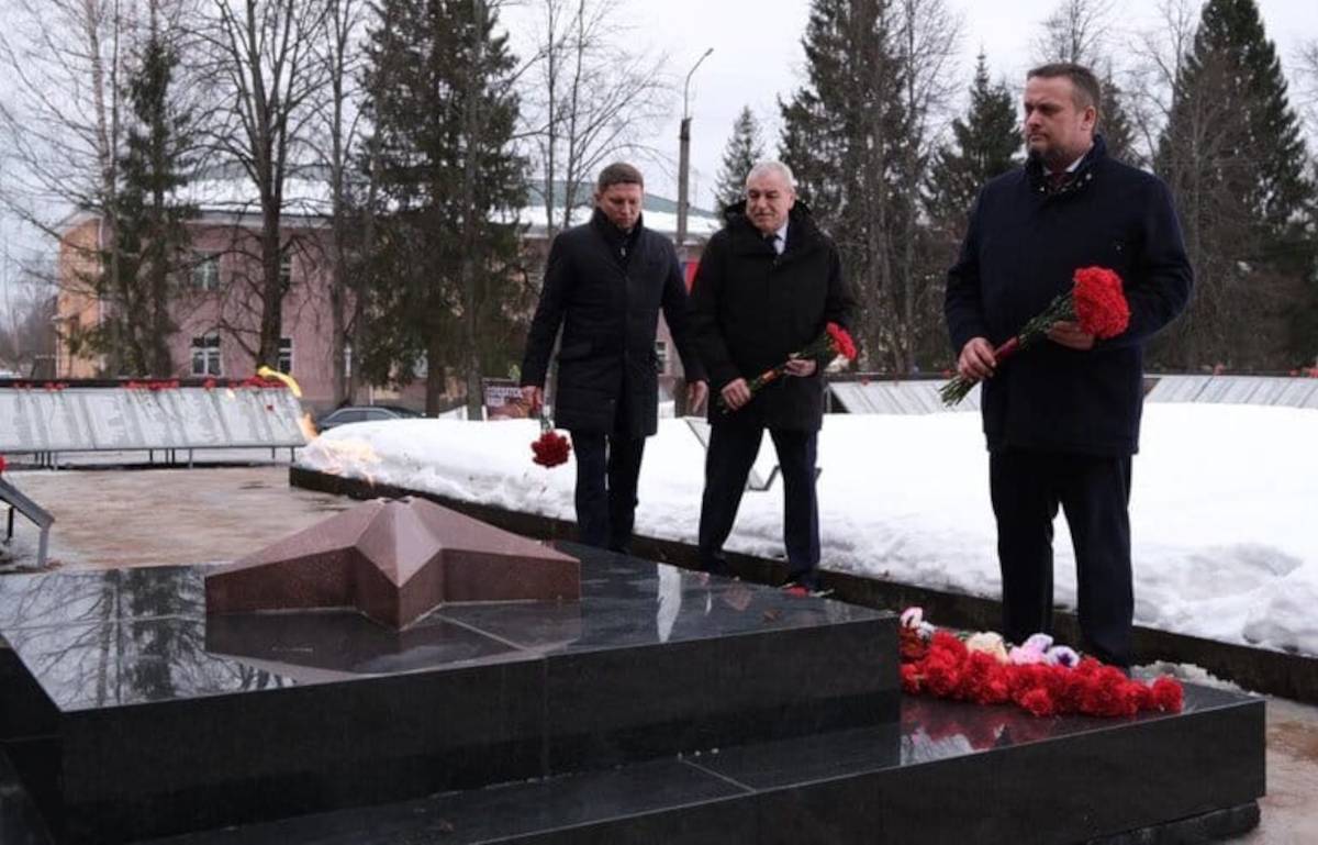 Андрей Никитин возлагает цветы к памятнику Воина-освободителя в Холме.