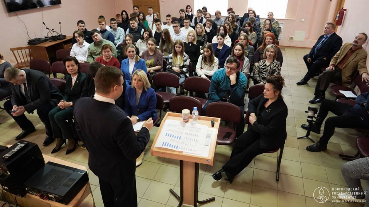 Ректор Юрий Боровиков провёл встречу со студентами и сотрудниками Старорусского политехнического колледжа.
