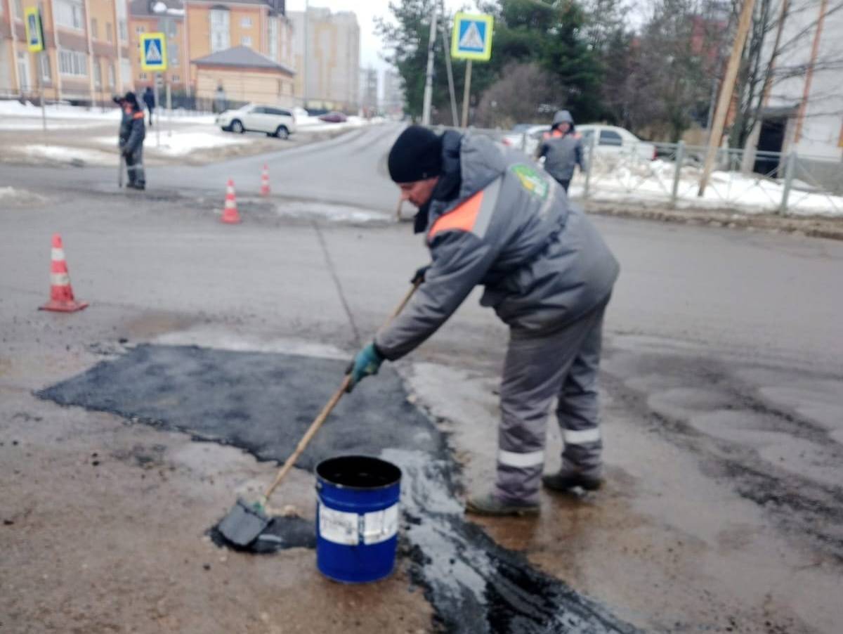 Коммунальщики приступили к локальному ямочному ремонту в Великом Новгороде